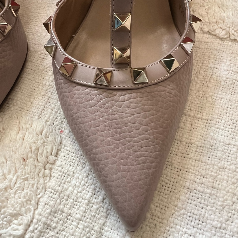 Valentino Garavani Rockstud Pebbled Poudre Caged Heels - Picture 2 of 13